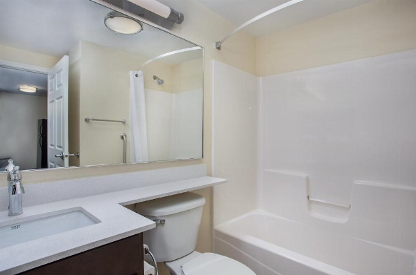 Candlewood Suites Bowling Green image 25